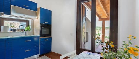Coffee/tea maker, fridge, microwave, oven