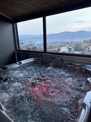 Sauna, hot tub, steam room