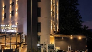 A building with a sign for 'SPA BJELASICA' and a restaurant named 'RESTORAN BJELASICA'. - Rooms & Spa BJELASICA (Bijelo Polje)