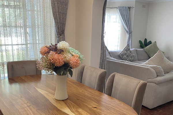 Deluxe Apartment, Garden View | In-room dining