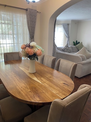 Departamento Deluxe, vista al jardín | Servicio a la habitación
