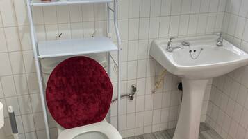 Deluxe Apartment, Garden View | Bathroom