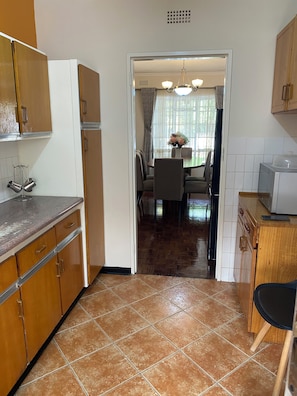 Deluxe Apartment, Garden View | Private kitchen