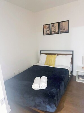 Quarto casal luxo, sacada, vista para a cidade | Espaço de trabalho para notebook, Wi-Fi de cortesia