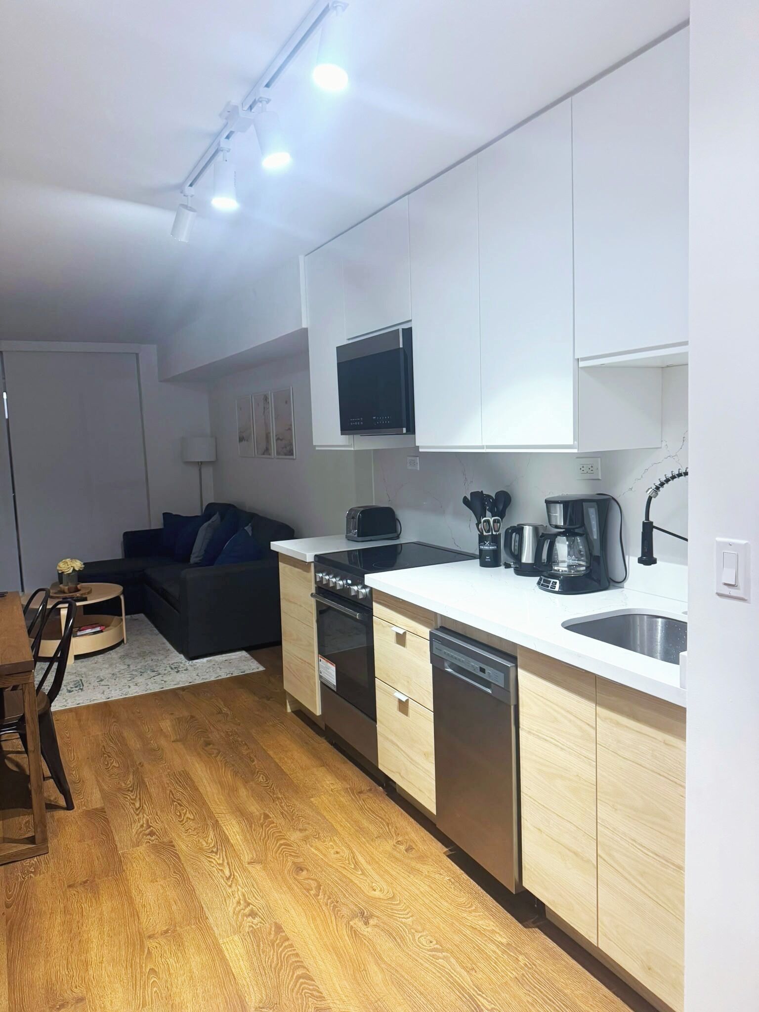 Habitación Deluxe doble, balcón, vistas a la ciudad | Cocina privada | Frigorífico grande, microondas, horno y placa de cocina