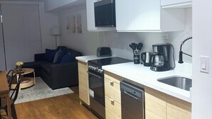 Deluxe Double Room, Balcony, City View | Private kitchen