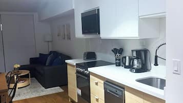 Habitación Deluxe doble, balcón, vistas a la ciudad | Cocina privada | Frigorífico grande, microondas, horno y placa de cocina