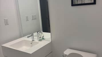 Quarto casal luxo, sacada, vista para a cidade | Banheiro | Chuveiro/banheira combinados, produtos de toalete grátis