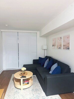 Quarto casal luxo, sacada, vista para a cidade | Área de estar