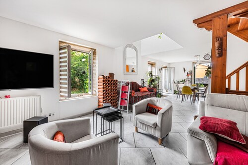 Chambre d’hôtes dans le Beaujolais avec terrasse et jardin partagés. Wi-Fi et parking gratuits