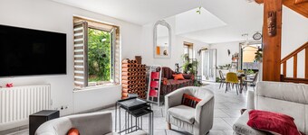 Chambre d’hôtes dans le Beaujolais avec terrasse et jardin partagés. Wi-Fi et parking gratuits