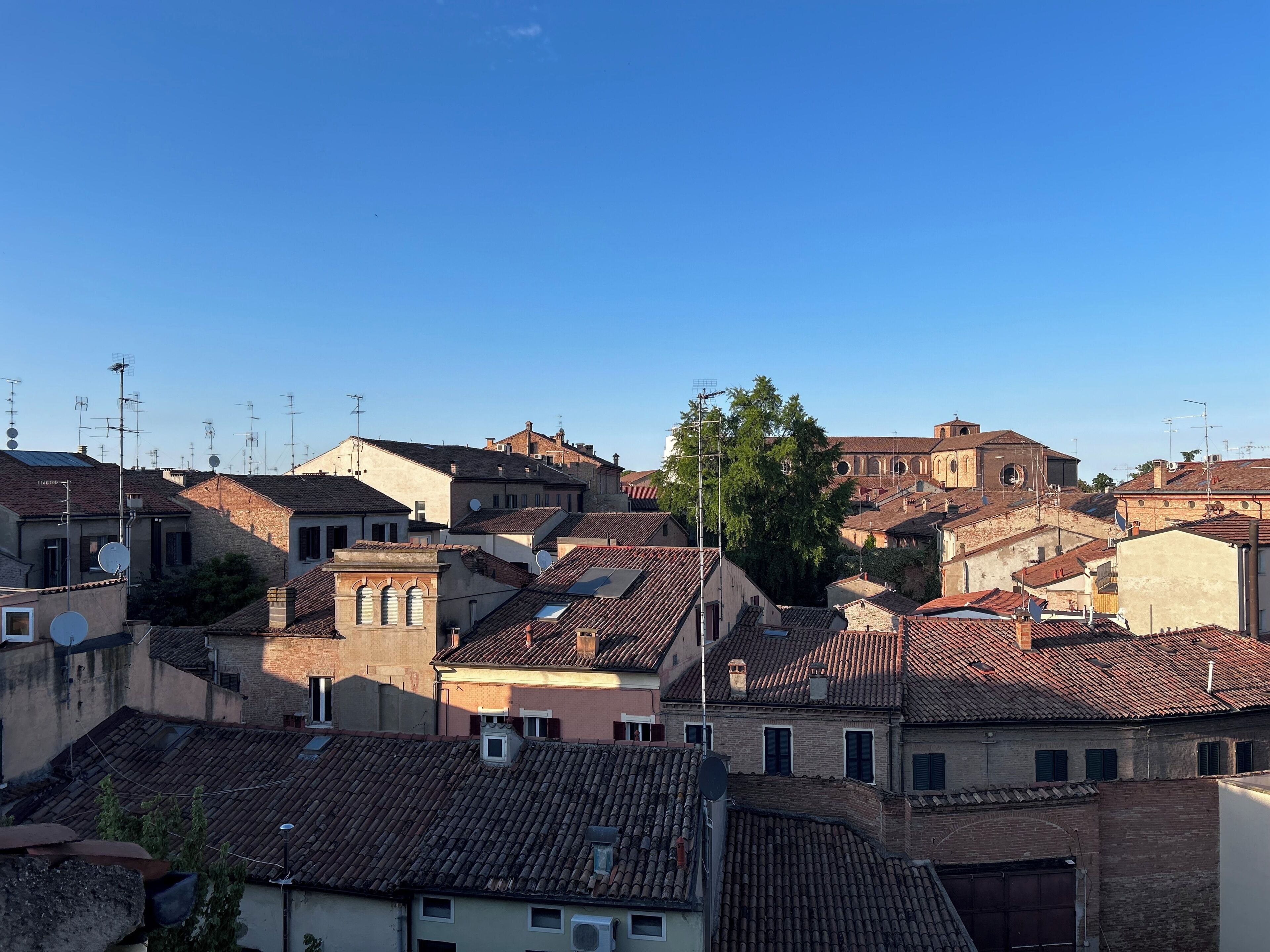 Una zona urbana densamente poblada con arquitectura tradicional, incluyendo edificios con techos de tejas y antenas parabólicas.