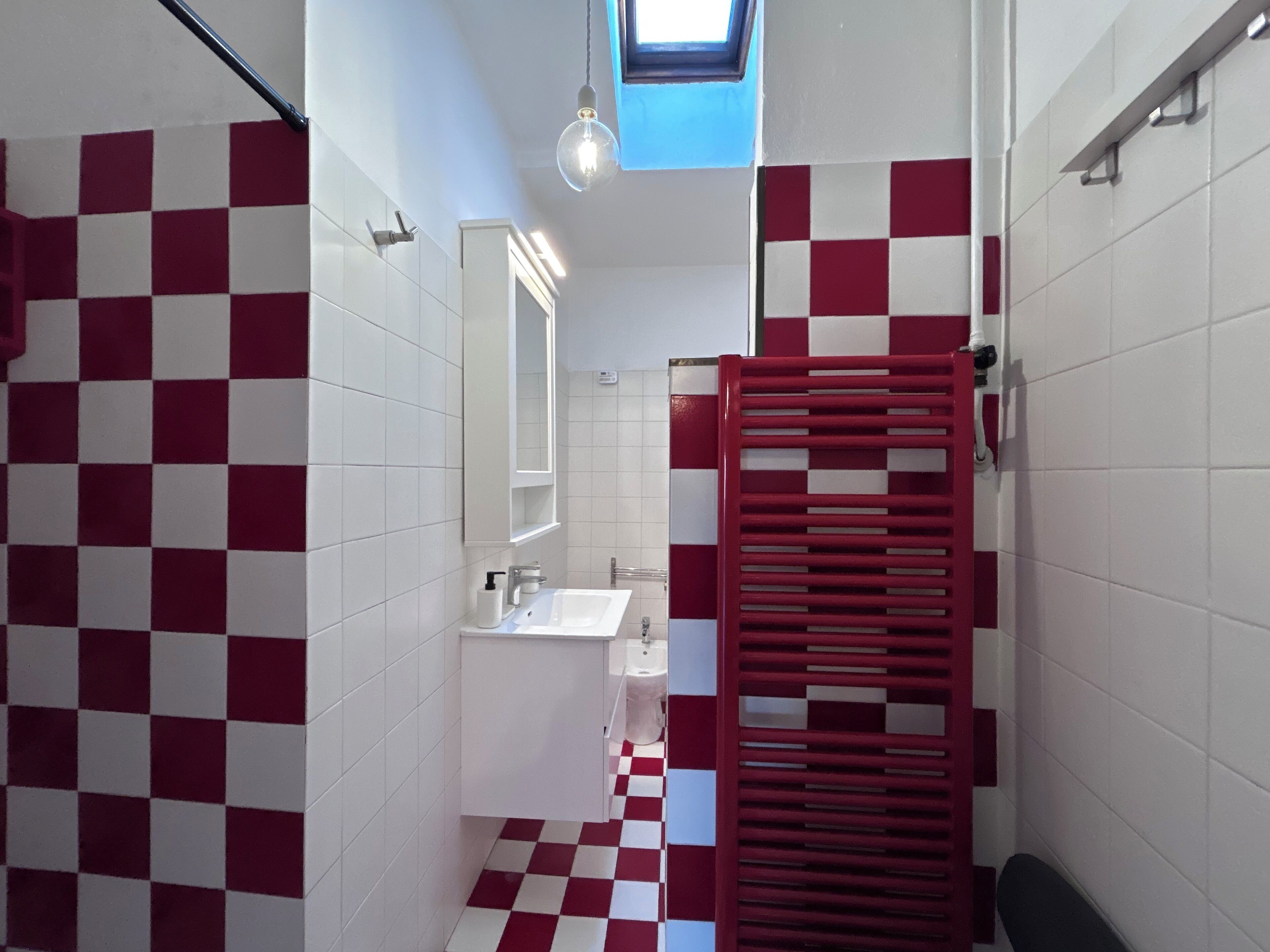 Een douche, een haardroger, een bidet, handdoeken