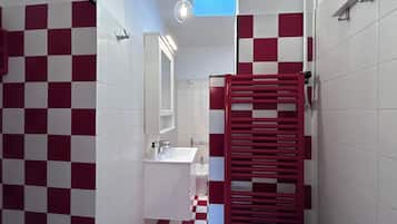 Een douche, een haardroger, een bidet, handdoeken