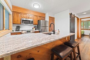 Coffee/tea maker, fridge, microwave, oven - Lake Bellaire View Condo | Pool • Beach Club (Bellaire)