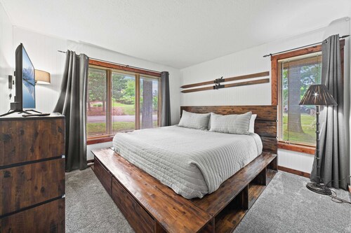 Lake Bellaire View Condo | Pool • Beach Club