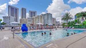 Pool - Ocean and Canal View Condo Beach 8 min Pool 1906 (Hallandale Beach)