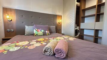 3 bedrooms, bed sheets