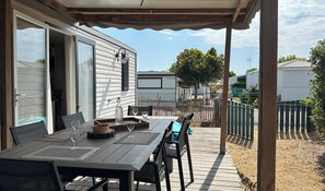Outdoor dining - Chalet with swimming pool in Gujan-Mestras (Gujan-Mestras)