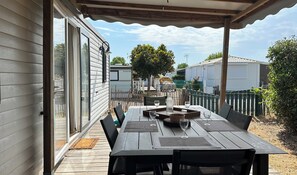 Outdoor dining - Chalet with swimming pool in Gujan-Mestras (Gujan-Mestras)