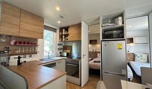 Coffee/tea maker, fridge, microwave, oven - Chalet with swimming pool in Gujan-Mestras (Gujan-Mestras)