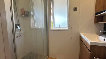 Shower, hair dryer, towels