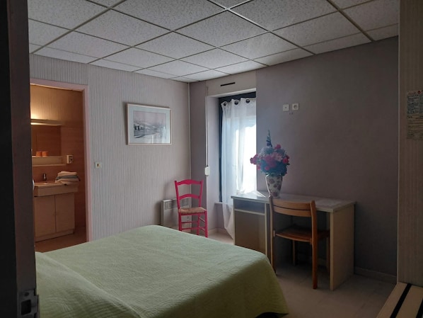 Room - Room with Salmon Accents (Priziac)