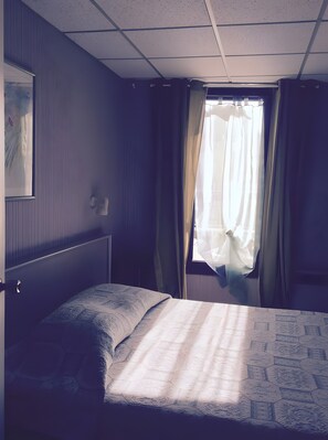 Room - Room with Salmon Accents (Priziac)