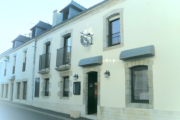 Exterior detail - Room with Salmon Accents (Priziac)