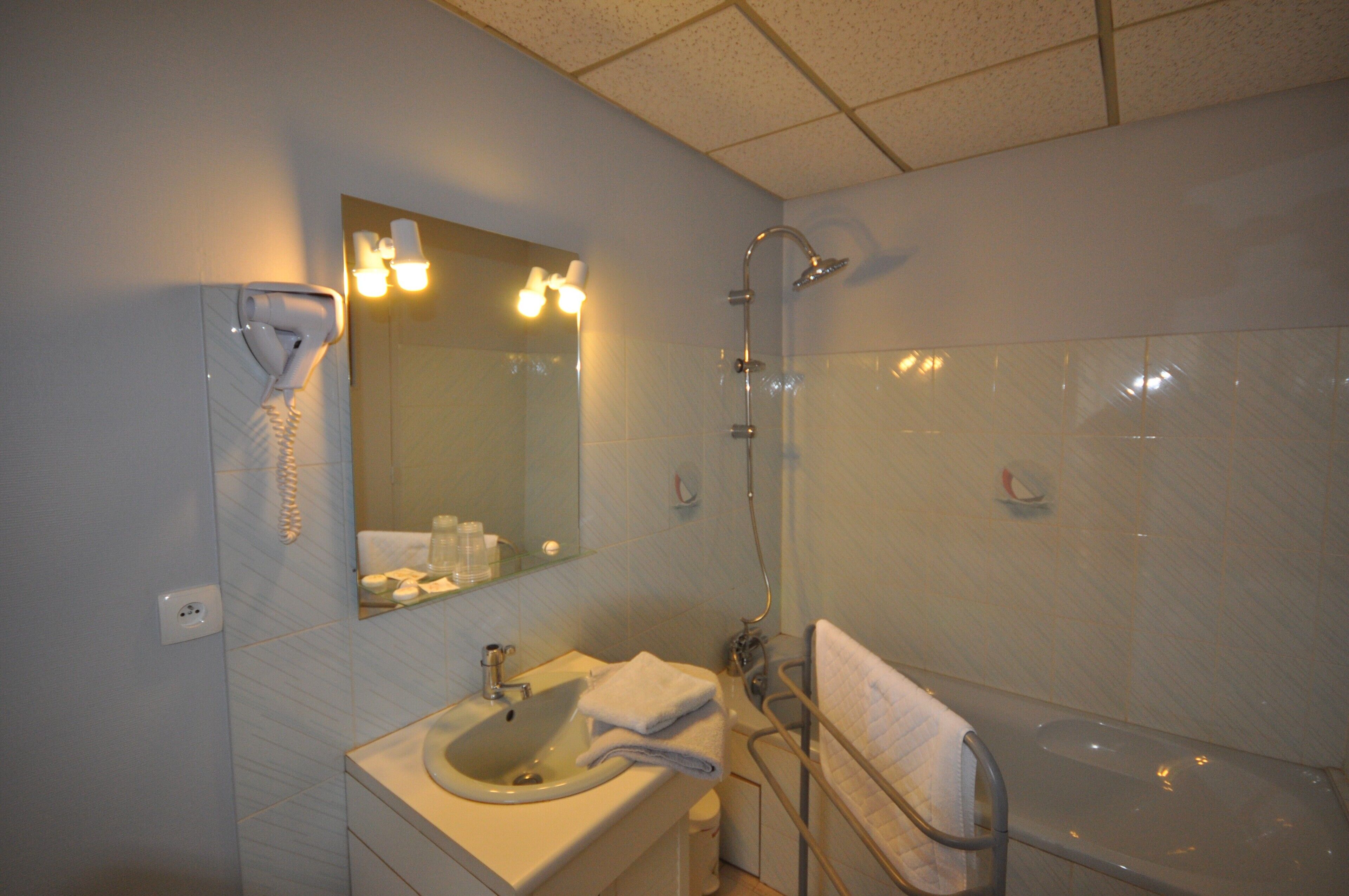 Shower, towels