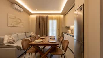 Una cocina moderna con una mesa de comedor para seis personas, un sofá y un refrigerador.