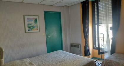 Chambre calme aux accents violets et roses