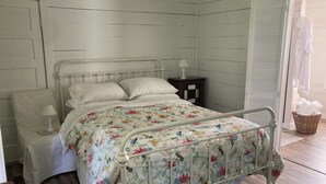 2 bedrooms, desk, iron/ironing board, WiFi - Sit and relax a while (Natchez)