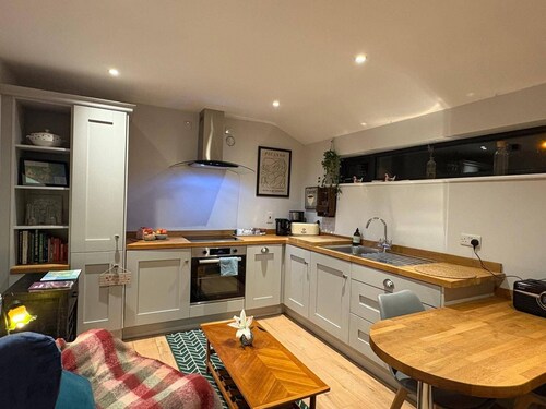 Studio - Sleeps 2 - Garden - Parking