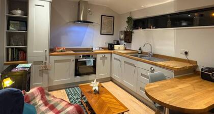 Studio - Sleeps 2 - Garden - Parking