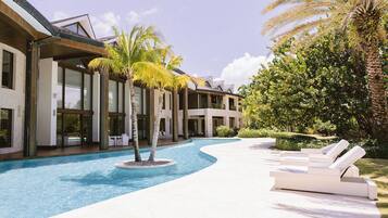 2 outdoor pools