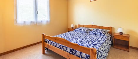 2 bedrooms, iron/ironing board, WiFi