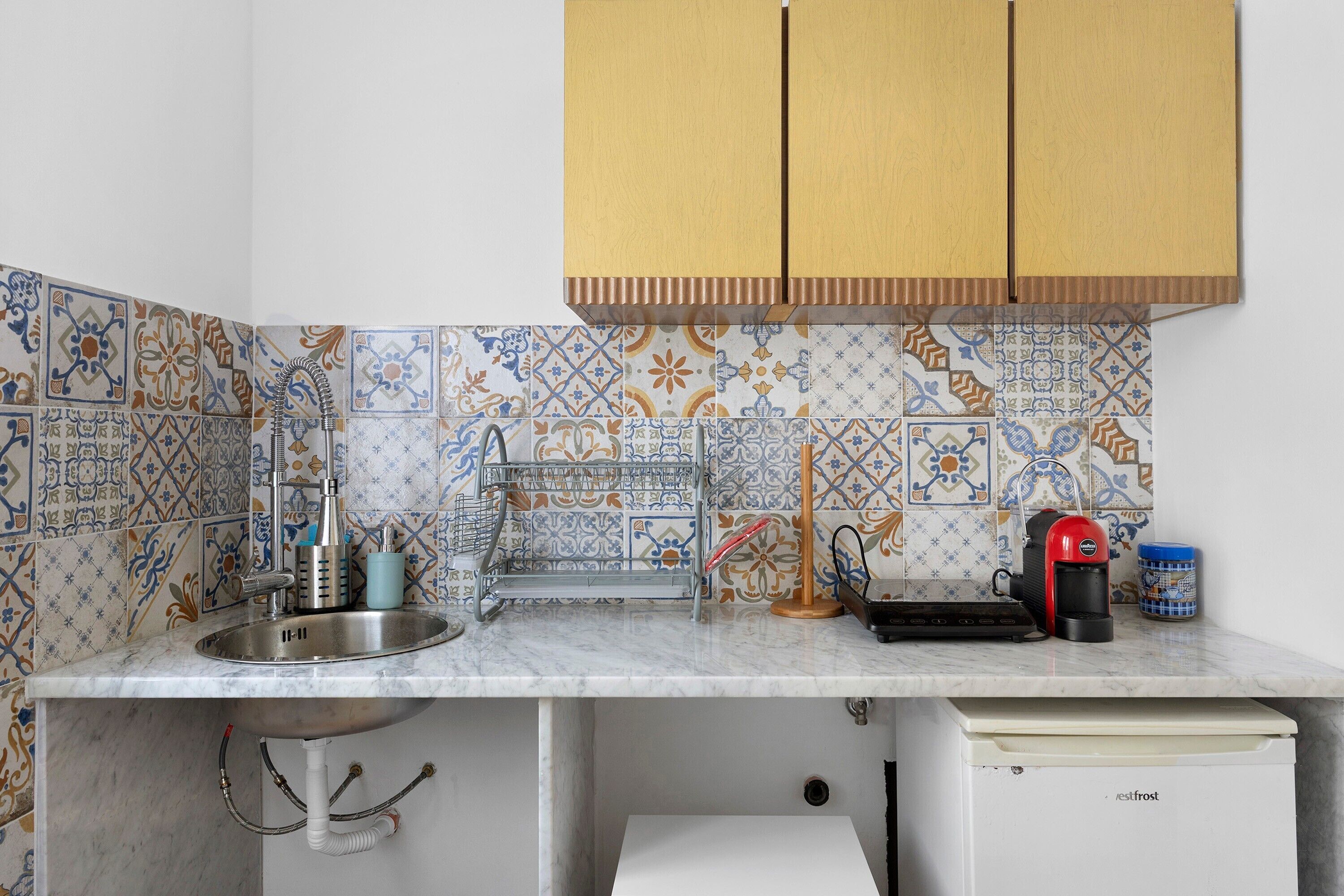 Cafetera o tetera, frigorífico, placa de cocina y hervidor eléctrico