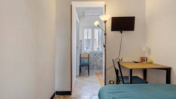 1 dormitorio, tabla de planchar con plancha, wifi y ropa de cama