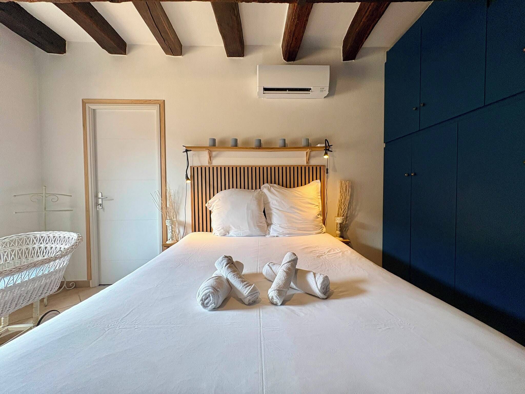 Un dormitorio con cama, mesita de noche y armario.