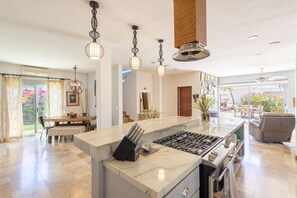 Private kitchen - Large 4-bedroom home-2 Pools - Arch View Rooftop (Cabo San Lucas)