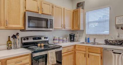 Gorgeous Townhome UF Campus Adjacent Full Kitchen