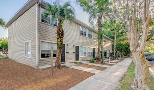 Gorgeous Townhome UF Campus Adjacent Full Kitchen
