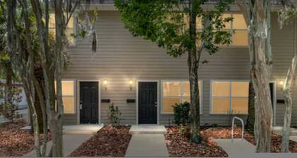 Gorgeous Townhome UF Campus Adjacent Full Kitchen