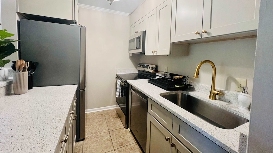 Lakefront Condo - King Bed Full Kitchen