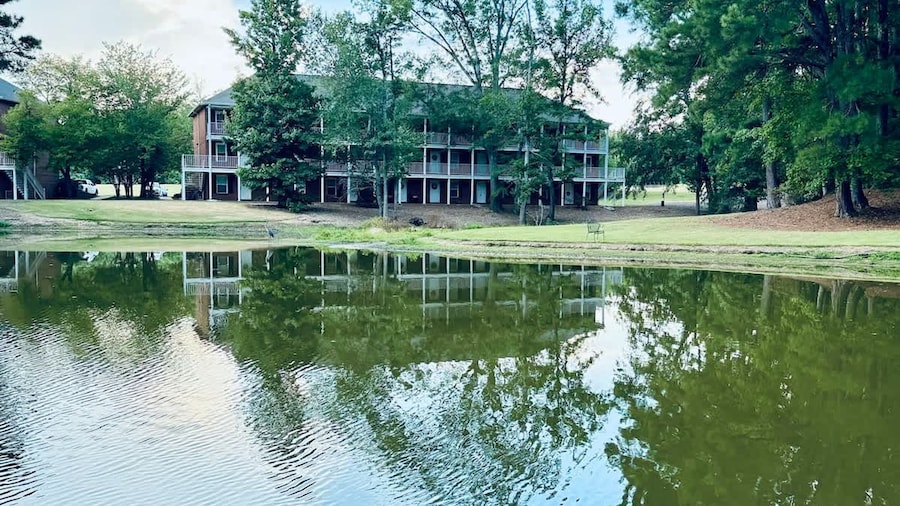 Lakefront Condo - King Bed Full Kitchen