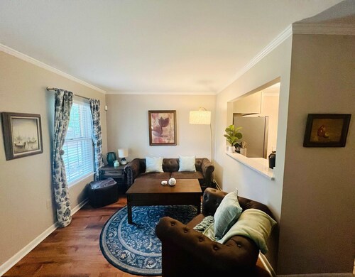 Lakefront Condo - King Bed Full Kitchen