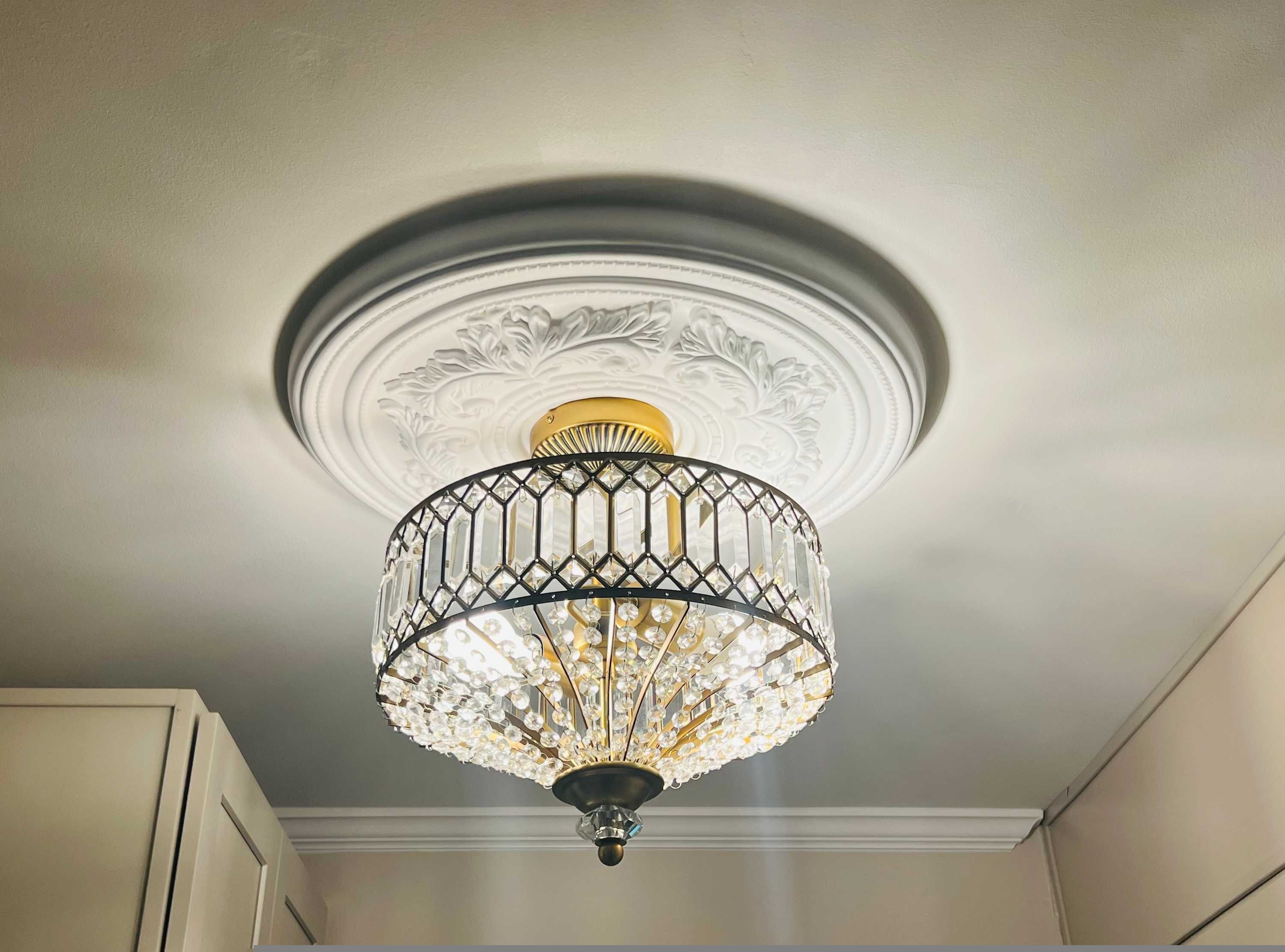 Un lampadario dal design in cristallo.