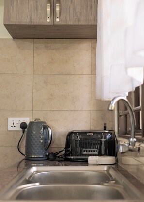 Eine Küche mit Spüle, Toaster und Wasserkocher.