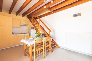 Wasserkocher mit Kaffee-/Teezubehör, Kühlschrank, Mikrowelle, Ofen
